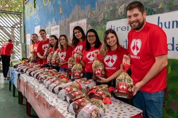 Funcionários BRF participam da distribuição dos produtos