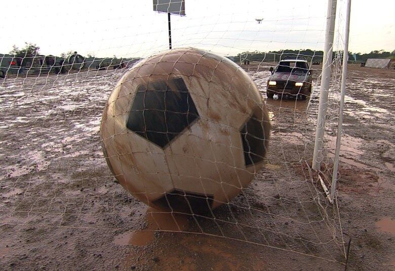 Todos
os jogos seguem o mesmo esquema: dez minutos ou dois gols. Cumpre a prova o
marido que marcar três gols nas duas partidas
