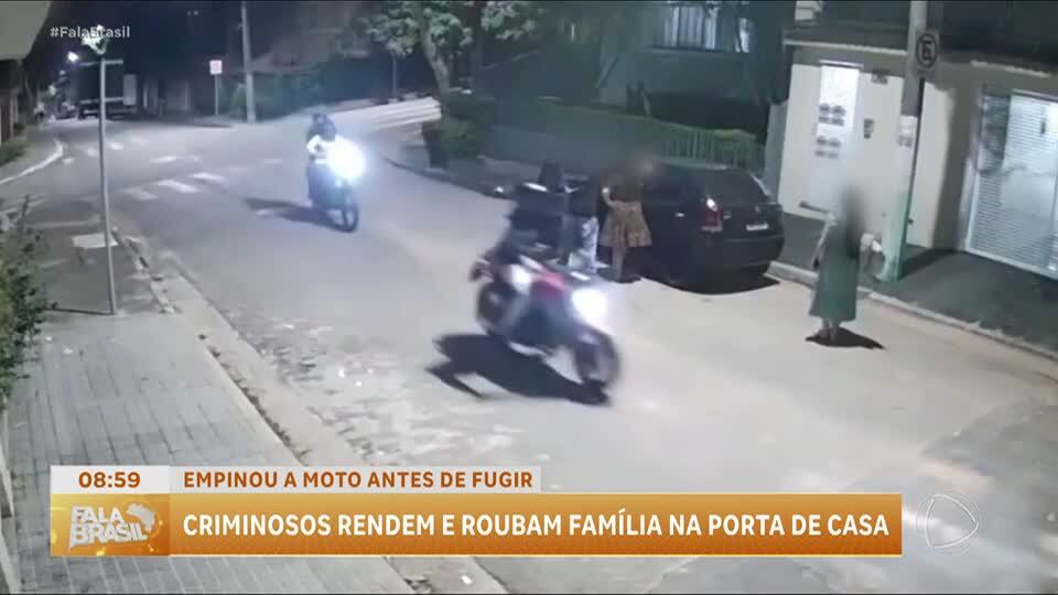 Criminosos cercam e assaltam moradores na porta de casa em Santo André (SP)