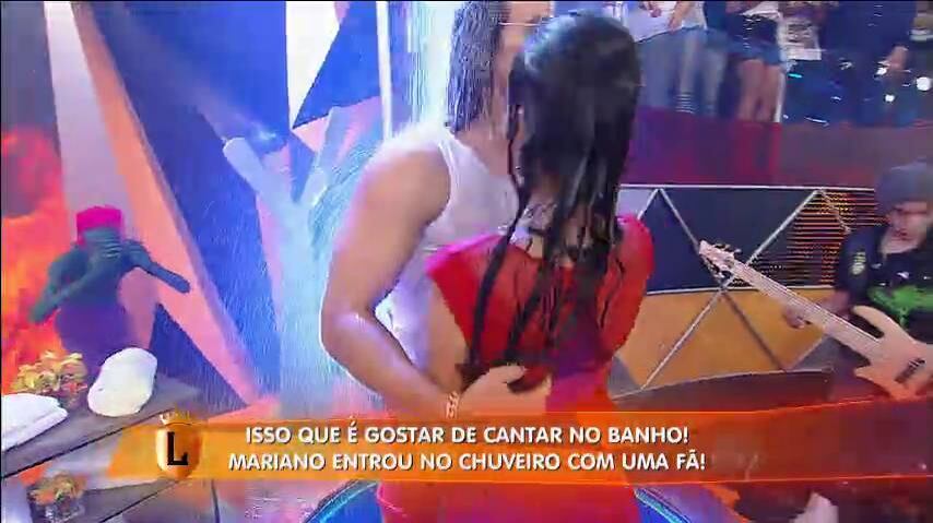 Quantos banhos com Mariano serão preciso para Patrícia
ficar satisfeita? 

Munhoz e Mariano incendeiam plateia e levam fã para debaixo do chuveiro

