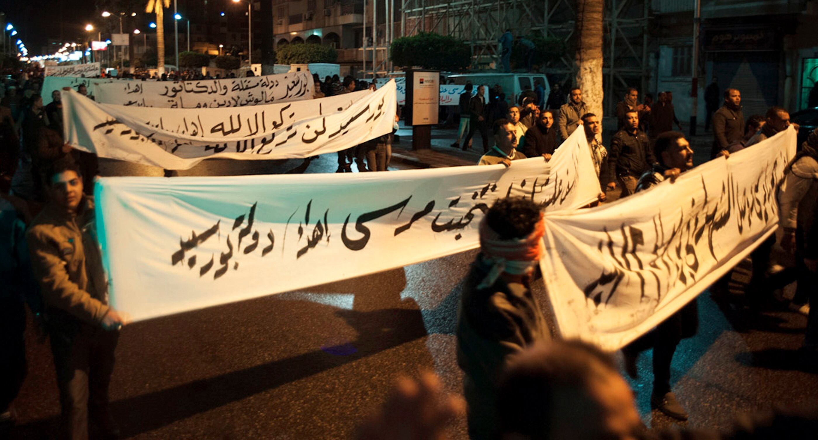 Manifestantes desafiaram o toque de recolher em cidades próximas ao canal de Suez durante a noite
