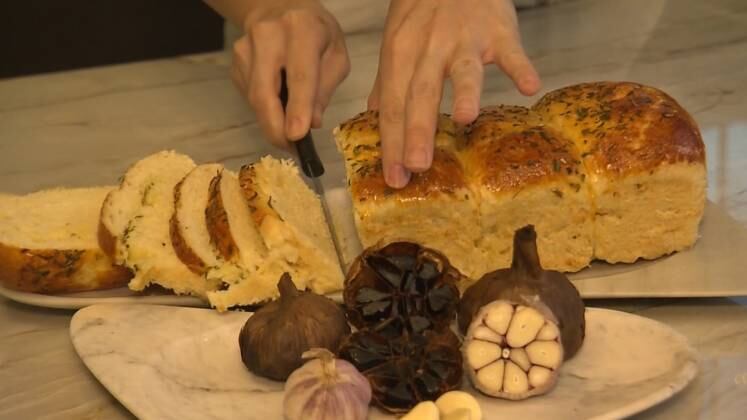 Pão de Alho
Ingredientes:
5 xícaras de farinha de trigo (250g cada xícara)
1 xícara e 1/2 de leite morno
1 ovo
2 colheres de manteiga
2 colheres de açúcar cristal
1 colher de chá de sal
10g de fermento biológico seco
20g de alho picado
30g de manteiga
200g de queijo ralado (de boa qualidade)
Salsa desidratada
Modo de preparo:
Primeiro misture todos os secos, depois acrescente os demais ingredientes, sove por 20 minutos;
Coloque o recheio de alho;
Aqueça em um frigideira o alho com a manteiga até que o alho levemente doure e libere seu aroma;
Pincele no pão a manteiga com alho e finalize com queijo;
Unte a forma com azeite ou manteiga e asse em forno pré-aquecido por aproximadamente 30 minutos a 200 graus;
Fique de olho no forno cada um possui uma potência.
Acompanhe o quadro Mitos e Verdades no programa Domingo Espetacular, que vai ao ar todos os finais de semana, às 19h45, na Record TV.