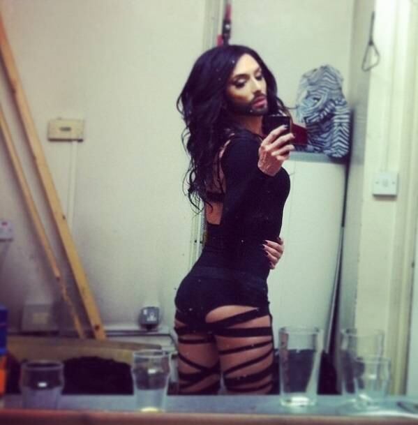 Para sensualizar, Conchita aposta na tendência do body preto