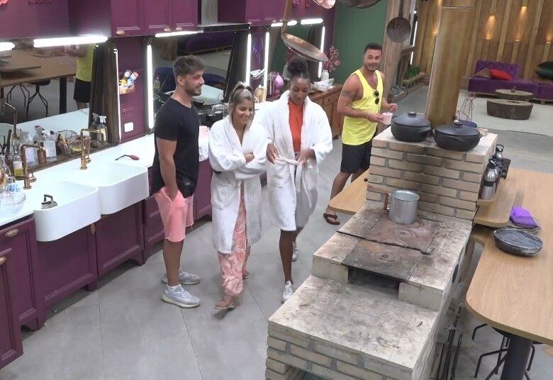 Os confinados resolveram pregar uma peça em Diego Grossi, fingindo uma visita surpresa das famílias no sábado (7). O publicitário, que estava no quarto, saiu correndo para ver o que estava acontecendo e caiu na pegadinha