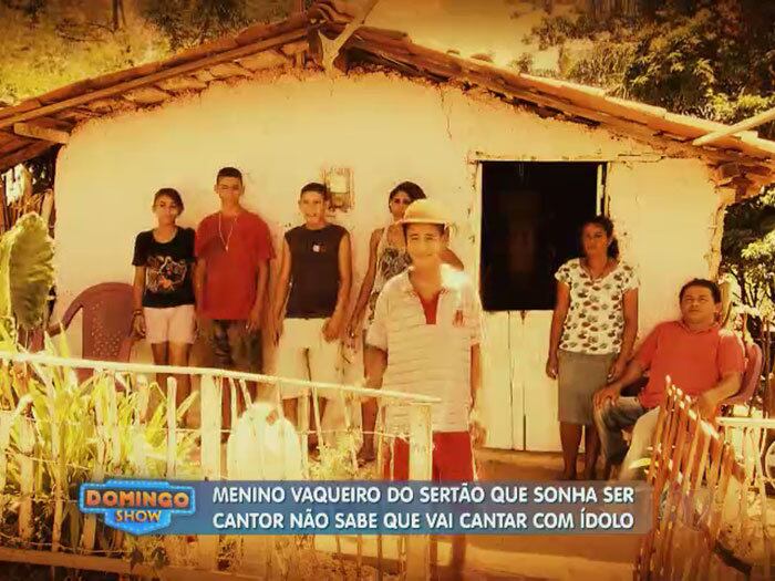 Filho de dona Claudia e Aparecido, que tem deficiência física, Vitor tem mais quatro irmãos. Juntos eles moram em uma pequena casa feita de barro e com apenas dois cômodos. A família carente já chegou a nem ter o que comer, tamanha a necessidade


+ Aproveite e confira as matérias do programa Domingo Show

+ Já curtiu a página do Domingo Show no Facebook? É só clicar!

+ Siga o Domingo Show no Twitter e receba todas as notícias do programa


