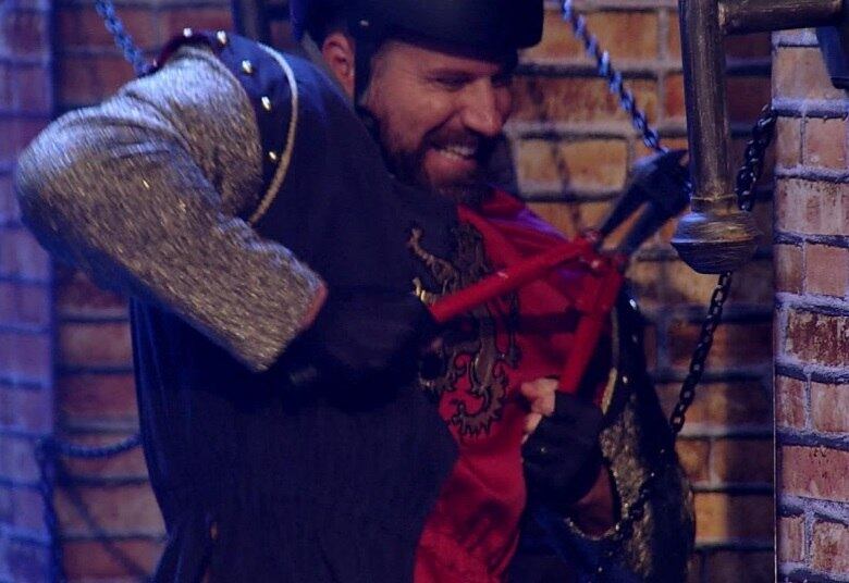 Na etapa seguinte,
todas as portas têm cabos de aço na frente. Para tentar abrir, o marido deve
buscar um alicate de corte, cortar todos os cabos da porta escolhida e, assim, testar e ver se acertou a resposta