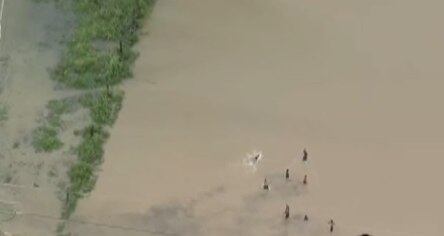 Helicóptero flagrou crianças em água de chuva