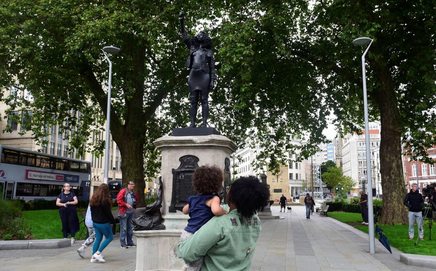 Os protestos contra racismo começaram depois da morte de George Floyd, um homem negro que foi morto por um policial branco nos Estados Unidos no final de maio