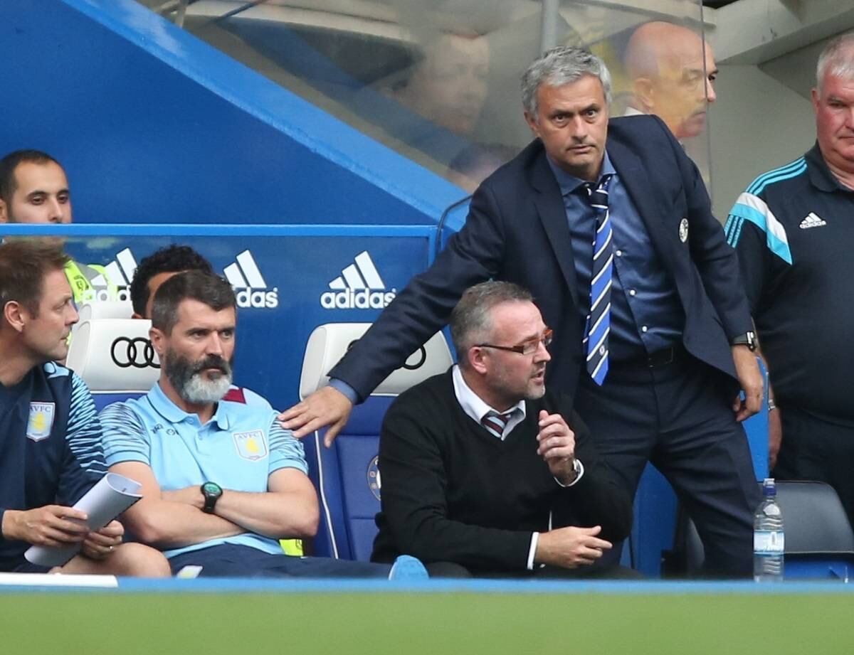 Ídolo do Manchester United, o irlandês Roy Keane, que está lançando sua biografia, detonou o comportamento do falastrão José Mourinho no futebol. O ex-jogador, que atualmente trabalha como assistente no Aston Villa, disse que não se importa com as provocações do português, mas detonou o seu comportamento com outros treinadores e sugeriu para que ele parasse, ou algo ruim pode acontecer com ele.

— É vergonhoso, eu o vi fazendo isso [provocando] outros treinadores, é uma desgraça. Você não faria isso em uma manhã de domingo, ou seria nocauteado

Veja também: Jornalistas apontam os melhores e piores do Brasileirão
