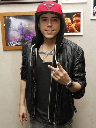 Isso quando não bate a preguiça e ele coloca um boné, como nessa imagem