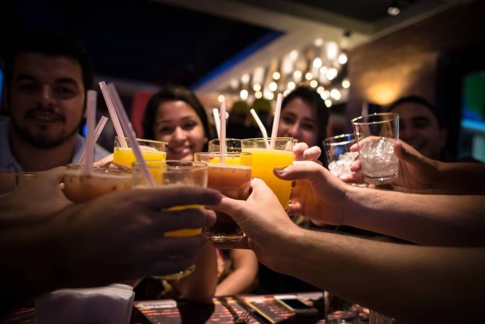 Um happy hour com os amigos é sempre muito legal, mas quando
o assunto é guardar dinheiro, é interessante repensar esse hábito. De repente,
uma simples mudança na frequência dessas saídas já é suficiente para economizar
no fim do mês. Ainda dá para optar por uma reunião em casa, em que cada um leva um aperitivo ou uma bebida