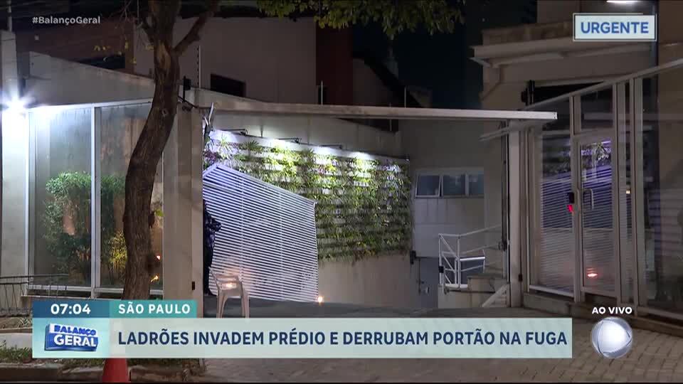 Ladrões invadem prédio na Vila Mariana e derrubam portão na fuga