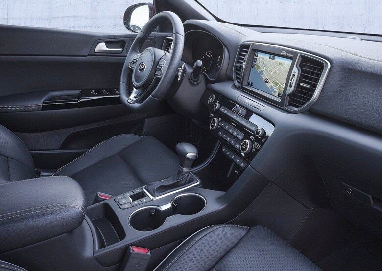 O modelo adotará a nova central multimídia UVO, operada pela tela touchscreen no alto do painel. Esta oferecerá as interfaces Apple Carplay e Android Auto, do Google, além de Bluetooth, entradas auxiliar e USB e navegação por GPS