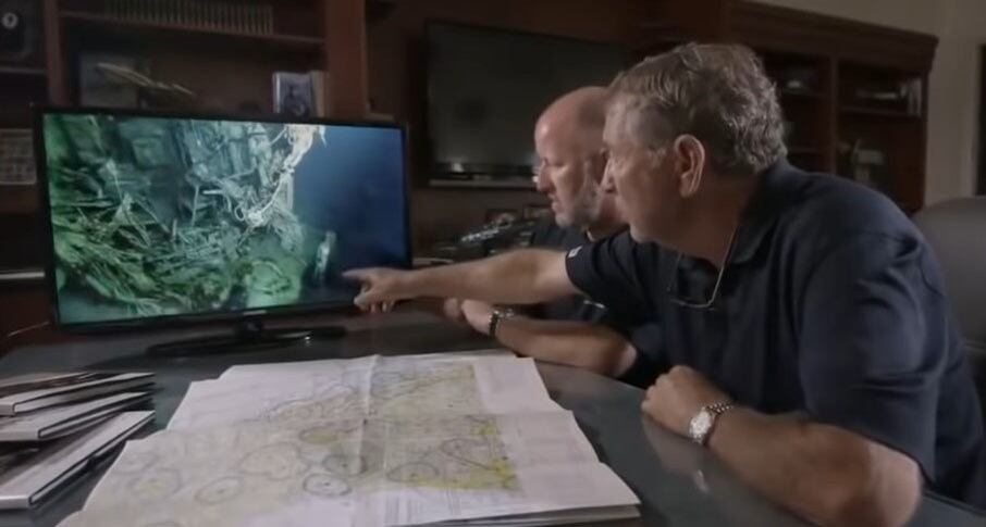 Especialistas têm estudado a região e realizado mergulhos para localização de destroços de navios e aviões envolvidos em tragédias no Triângulo das Bermudas. Com mapas da região e informações sobre aeronaves e embarcações desaparecidas, eles buscam cruzar dados que permitam o avanço das pesquisas.