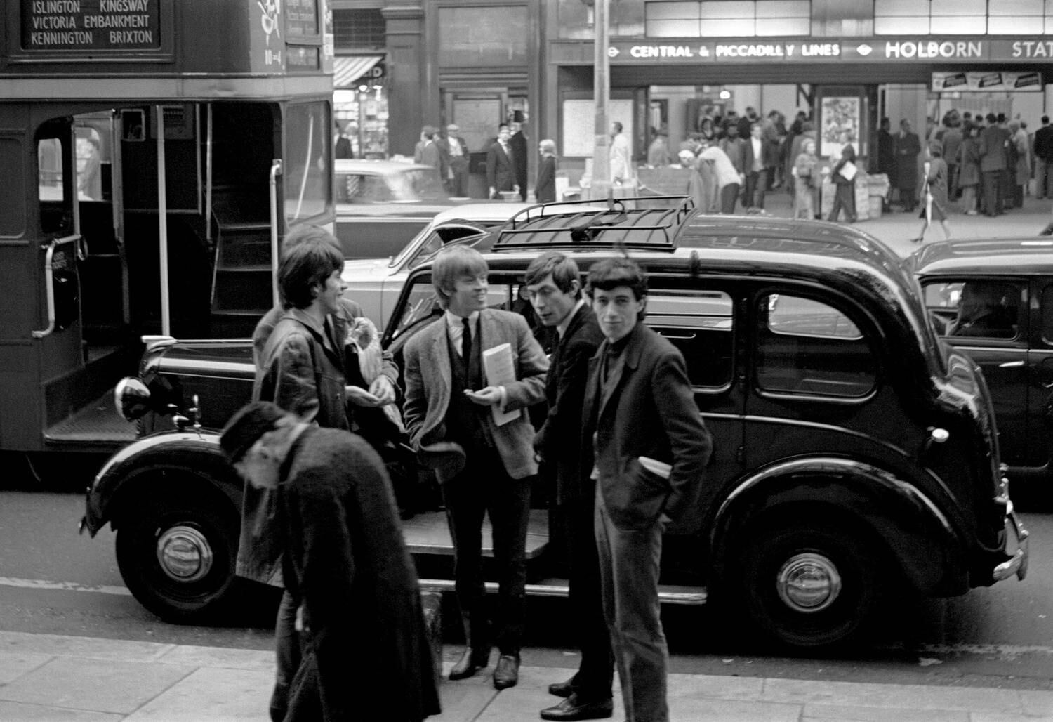 Os integrantes do Rolling Stones foram fotografados em frente a um táxi, enquanto aguardavam algo ou alguém