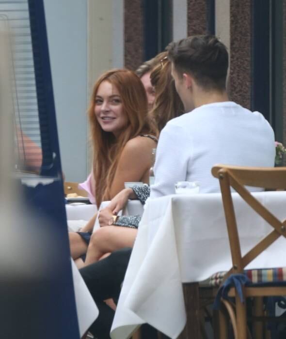 A ruiva percebeu a presença do paparazzo no local, mas
seguiu se divertindo com os amigos