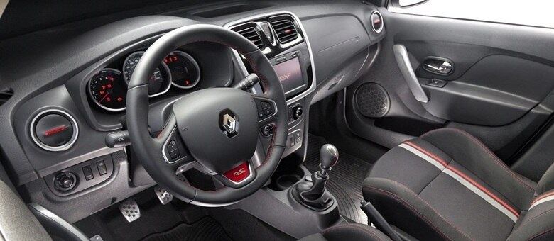 Interior exibe o mesmo volante do Clio RS europeu, com envergadura esportiva, base achatada e diâmetro menor
