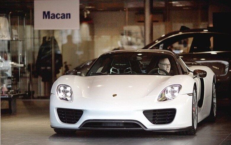 Por último e não menos importante, vem o Porsche 918 Spyder, com 918 exemplares fabricados