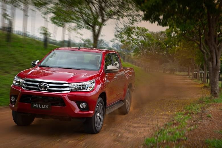 Porém, a versão SR, cujo preço sugerido é de R$ 162.320, tem lista apenas razoável. Controles de estabilidade e de tração, e assistente de saída em rampas só aparecem a partir da Hilux SRV, que sobe a R$ 177.000