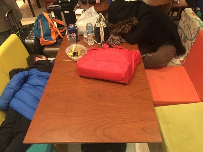 Exaustos, o filho e a mulher de Raul foram obrigados a dormir nos bancos do aeroporto