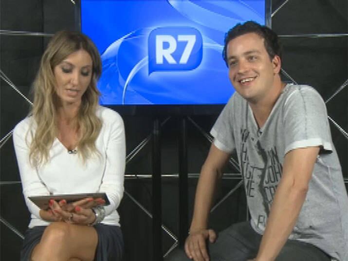 — Homem é mais difícil porque, uma vez que ele está
lá, trava. Tem duas coisa que os travam: a dimensão gigantesca do cenário e com
30 mulheres no palco e todas muito bonitas, muito bem produzidas e gatas

+ Vídeo: Rafael Cortez responde a perguntas dos internautas sobre o Me Leva Contigo

+ Vídeo: Samuel é apontado como 'xavequeiro' e perde chance com candidatas

+ Vídeo: Caio mostra talento em rap e é disputado por pretendentes
