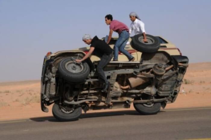 Quem disse que não dá pra trocar o pneu com o carro andando? O problema é concluir isso aí sem morrer
