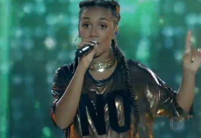 8. Dona e mim - Nega

Nega encerrou a noite de apresentações ao som de Dona de Mim, de Iza, e mostrou atitude ao se sentar na cadeira de Rully antes mesmo do resultado da batalha
