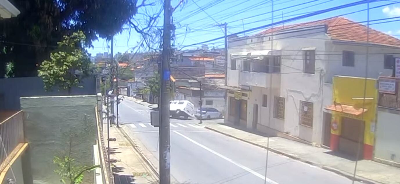 Câmeras de segurança flagraram a batida, que ocorreu no bairro Paraíso, região Leste de BH