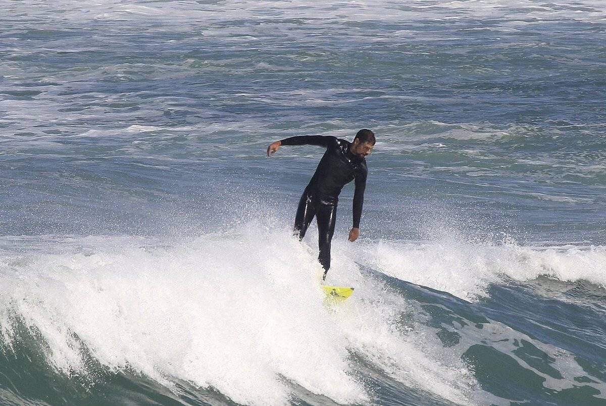 Cauã Reymond é fotografado em dia de surfe no Rio