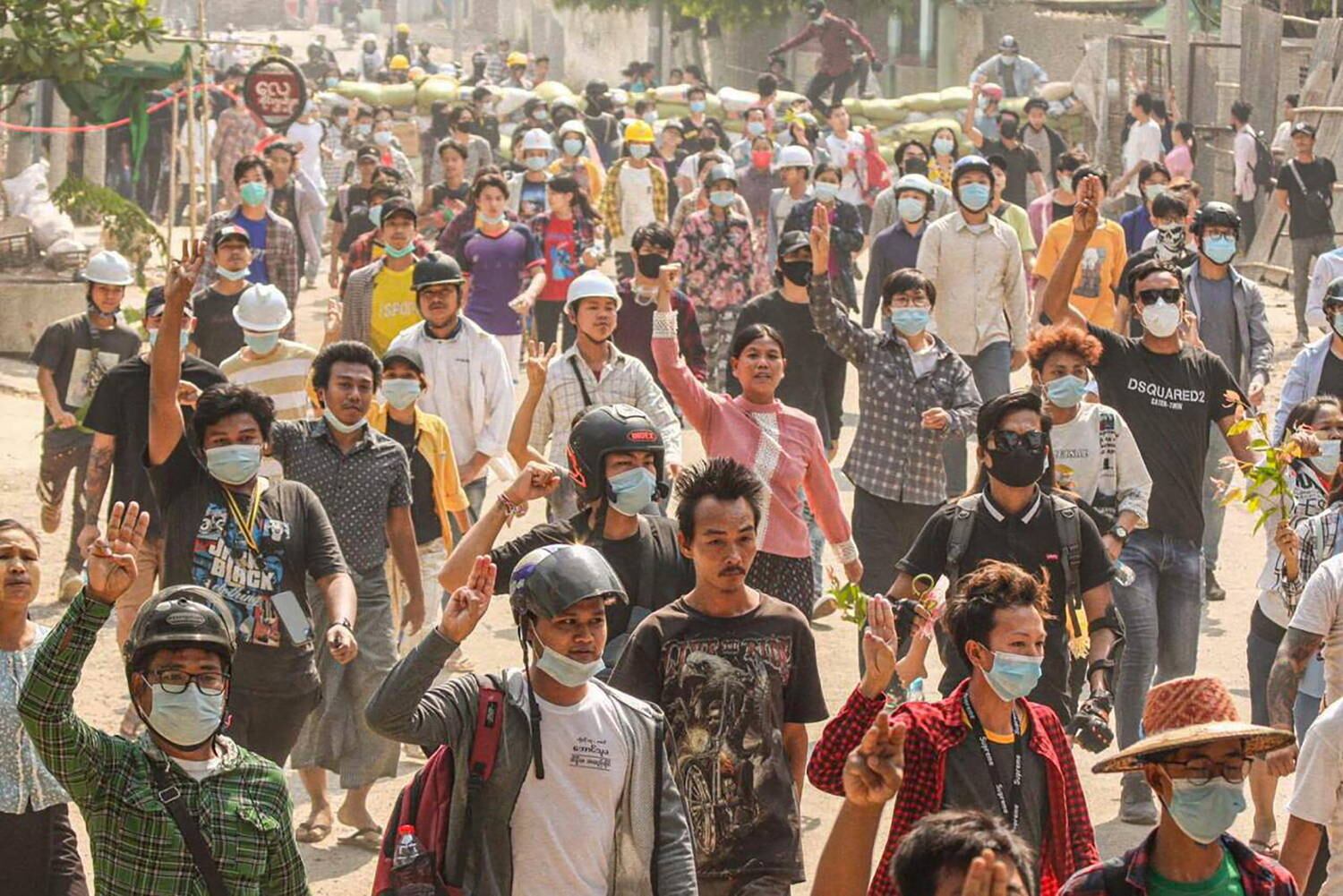 Manifestantes fazem gesto com os três dedos contra golpe de estado em Mianmar