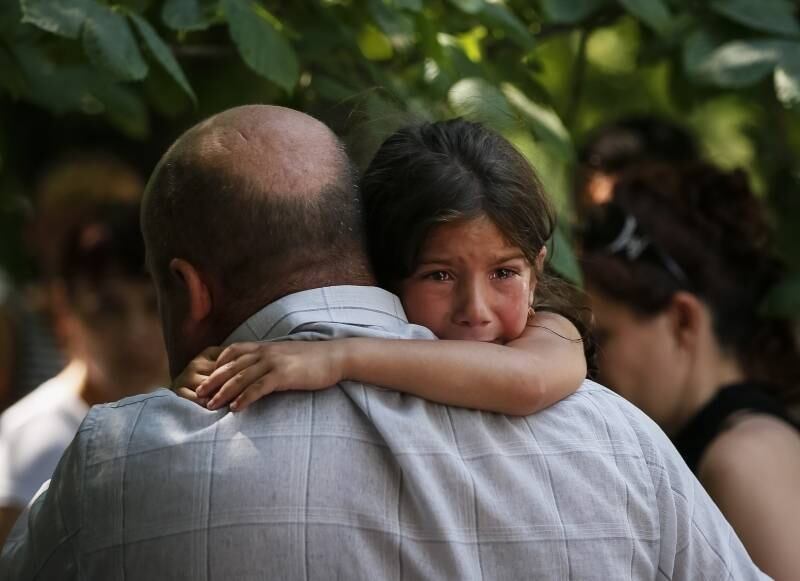 Pai e filha se despedem antes de a criança embarcar em
ônibus para deixar a região de Slaviansk, na Ucrânia, onde explodem conflitos
entre rebeldes e forças do governo ucraniano