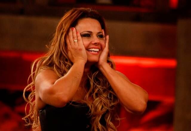 Viviane Araújo - A Fazenda 5
Em A Fazenda 5, Viviane Araújo enfrentou Felipe Folsogi e Léo Aquilla e com 84% dos votos, acabou levando o prêmio para a casa. Durante o período em que esteve confinada na casa, a atriz e dançarina protagonizou muitas brigas com Nicole Bahls. Ela também desenvolveu uma forte amizade com Gretchen