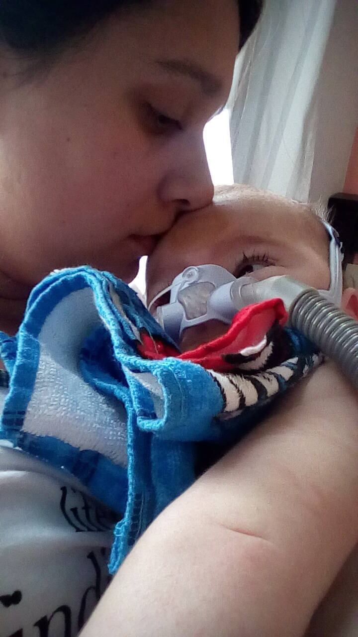 Luma conta que, após os primeiros meses de piora em sua
condição de saúde, o pequeno Miguel agora está com sua doença relativamente
estabilizada. No entanto, ela ressalta que a AME é agressiva, e pode pegá-los
de surpresa a qualquer momento