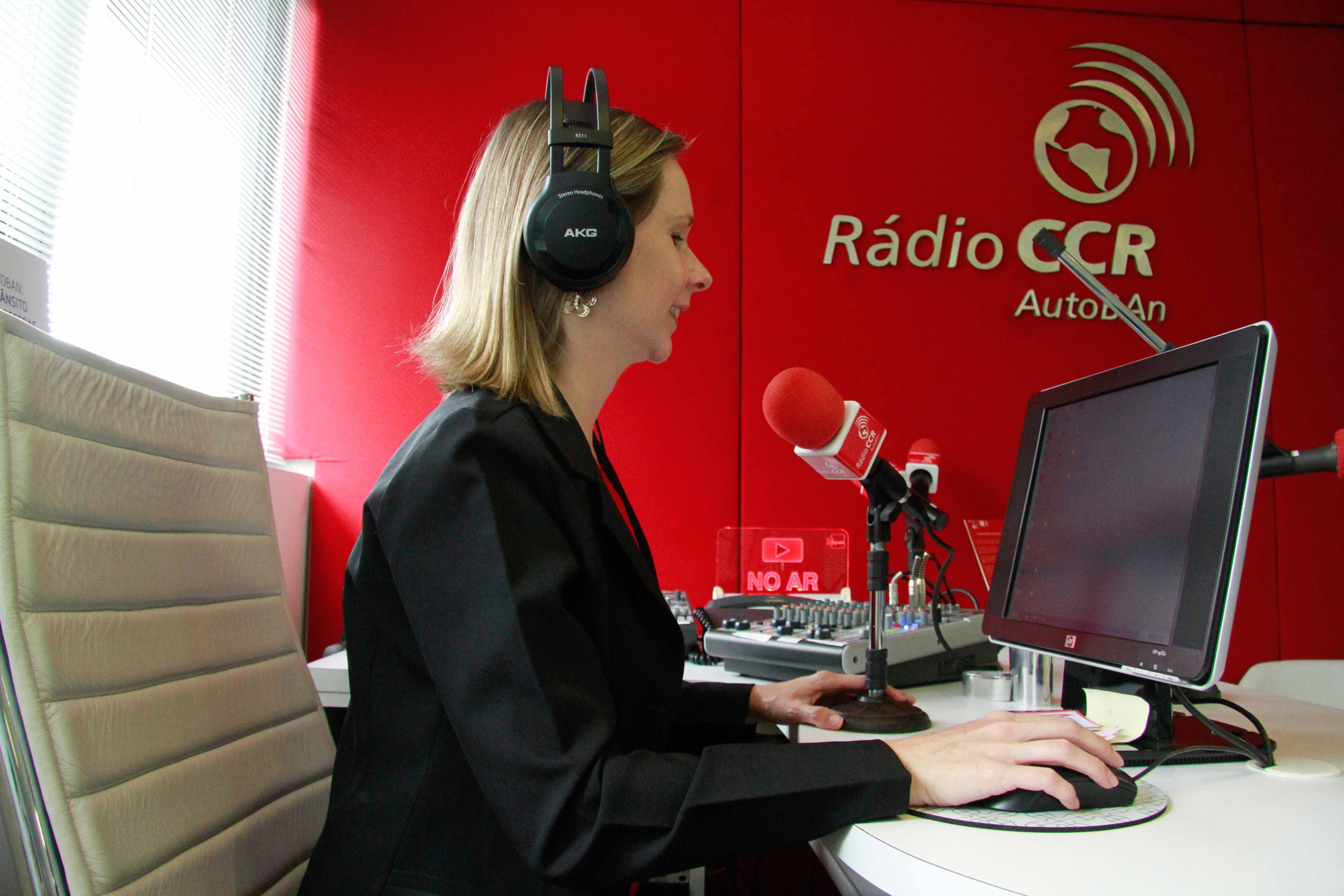 Os cabos de fibra ótica são utilizados também pela concessionária como forma de comunicação interna. A Rádio CCR AutoBAn abrange mais de 300 km, atingindo unidades fixas da empresa, como praças de pedágio e bases operacionais. Cerca de 1.300 colaboradores têm acesso às informações do veículo