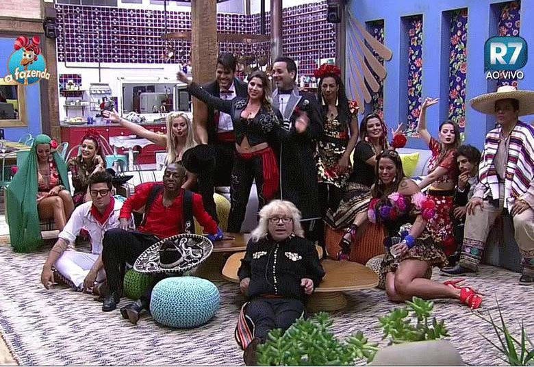 Peões se preparam para a Festa Mexicana