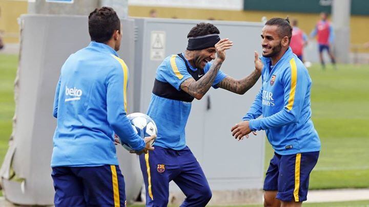 Mesmo sendo pouco utilizado pelo técnico Luis Enrique, o lateral Douglas, ex-São Paulo, é um dos jogadores mais queridos e comentados dentro do atual elenco do Barcelona, muito por conta dos seus atos extra-campo. E a última que o brasileiro aprontou foi mudar o seu corte de cabelo, adotando o famoso coque de samurai, que virou moda entre as celebridades nos últimos meses.

Todos os programas da Record na íntegra no R7 Play

A escolha, no entanto, virou motivo de piada entre os jogadores do time catalão. O zagueiro Gerard Piqué, por exemplo, respondeu algumas perguntas dos torcedores logo após a vitória da equipe por 2 a 0, contra o BATE, na última terça (20), pela terceira
rodada da Liga dos Campeões. E em uma das questões, os fãs do Barça questionaram via Twitter o novo penteado de Douglas. Sem relutar, o defensor espanhol fez uma piada com
o novo estilo do lateral