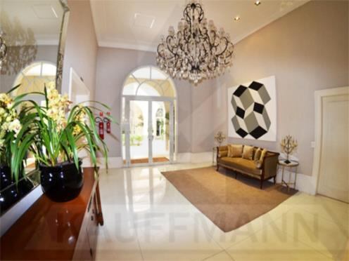 Esta é mais “popular”. No Itaim Bibi, na zona oeste, uma
cobertura de 1.170 m² tem oito vagas fixas e independentes — nada de ficar
manobrando a BMW do vizinho cada vez que for sair —, elevador privativo e
terraço gourmet. O preço? R$ 29 milhões