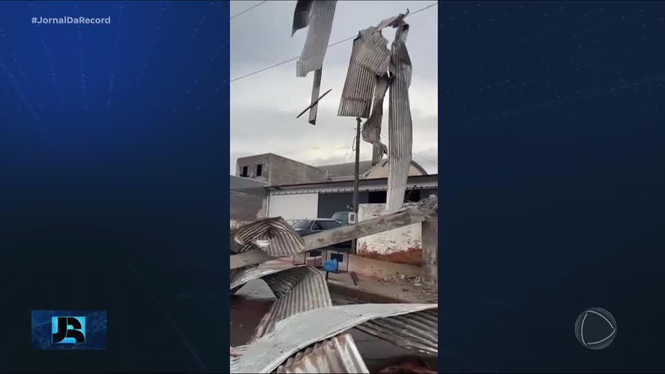 Vendaval de dois minutos provoca estragos em SC