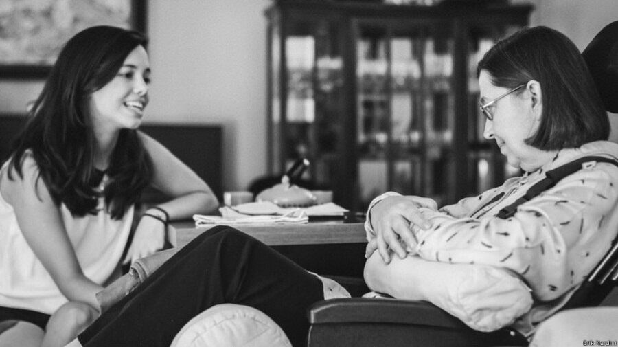 Lúcia Caprini tem 57 anos e há 13 anos teve um acidente vascular cerebral
(AVC).
Hoje, impossibilitada de se mover por conta própria ou falar, ela vive sob
os cuidados de enfermeiras e da filha Ana em Campinas, no interior de São
Paulo. As informações são da BBC Brasil