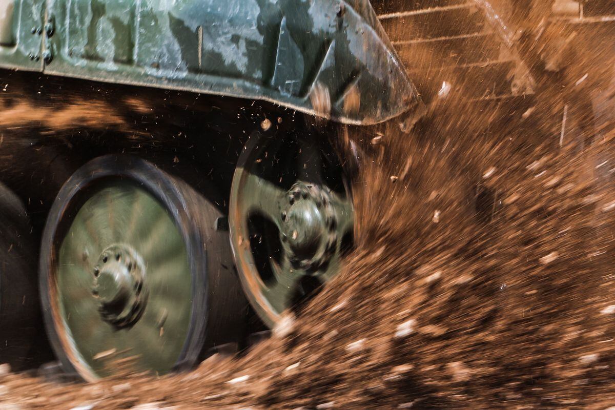 Tanque de guerra russo durante a competição de veículos blindados