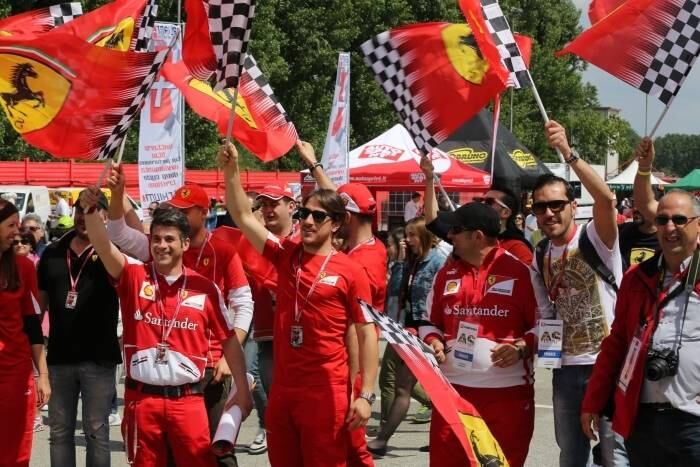 Nesta quinta-feira (1º), vários torcedores participaram da homenagem ao ex-piloto da Ferrari e tricampeão mundial de Fórmula 1, Ayrton Senna


Vinte anos de saudade. Relembre a carreira de Ayrton Senna
