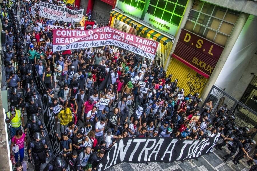 Segundo o capitão Luiz Augusto Ambar, da PM, 500 homens acompanham o protesto com 20 viaturas da companhia. O princípio do ato foi tranquilo, mas, no largo do Paiçandu, o estouro de um rojão provocou um início de tumulto