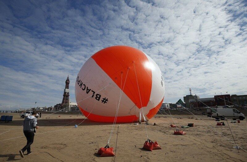 Uma bola de praia inflável gigante é vista na praia de Blackpool, no norte da Inglaterra. A bola foi inflada até a
altura de 16,6 metros e bateu o recorde anterior, de 15,8