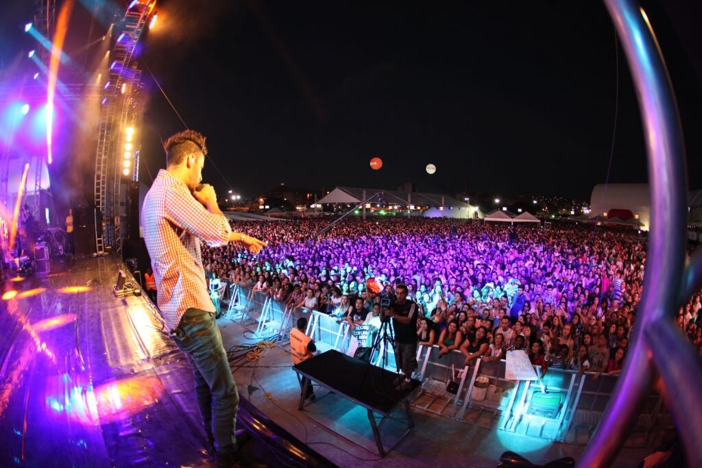 Com oito atrações, o festival é conhecido por varar a
madrugada de shows. Segundo o cantor Rodolfo, da dupla com Maria Cecília, essa
é uma oportunidade única.



— São poucas as vezes que temos a oportunidade de dar bom
dia para o público