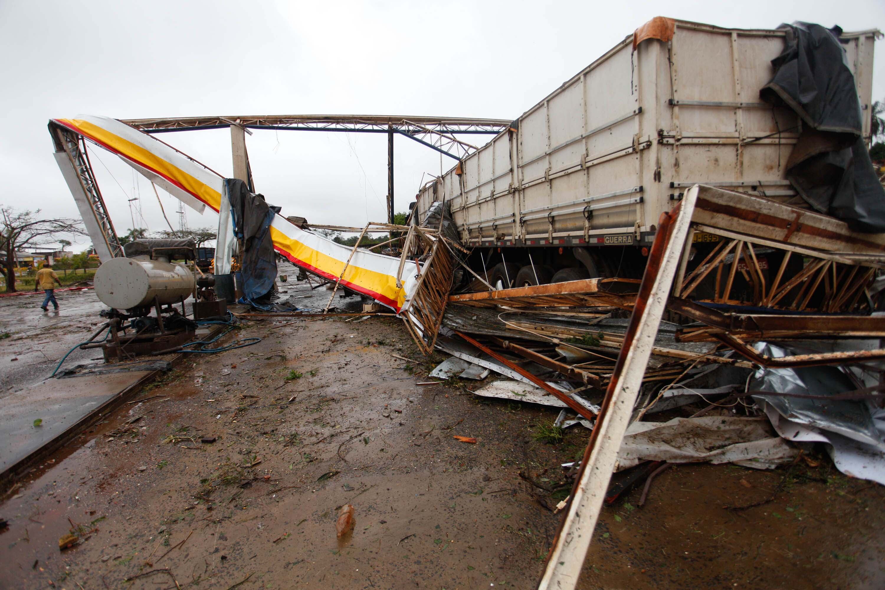 Moradores relataram que o clima foi de terror. O escrivão da delegacia de Taquarituba, Emerson Rodrigues, afirmou que foi a primeira vez que viu um vendaval desta forma na cidade. Ele mora no município há 15 anos.
— É a primeira vez que aconteceu. Coisa que a gente vê nos Estados Unidos pela televisão