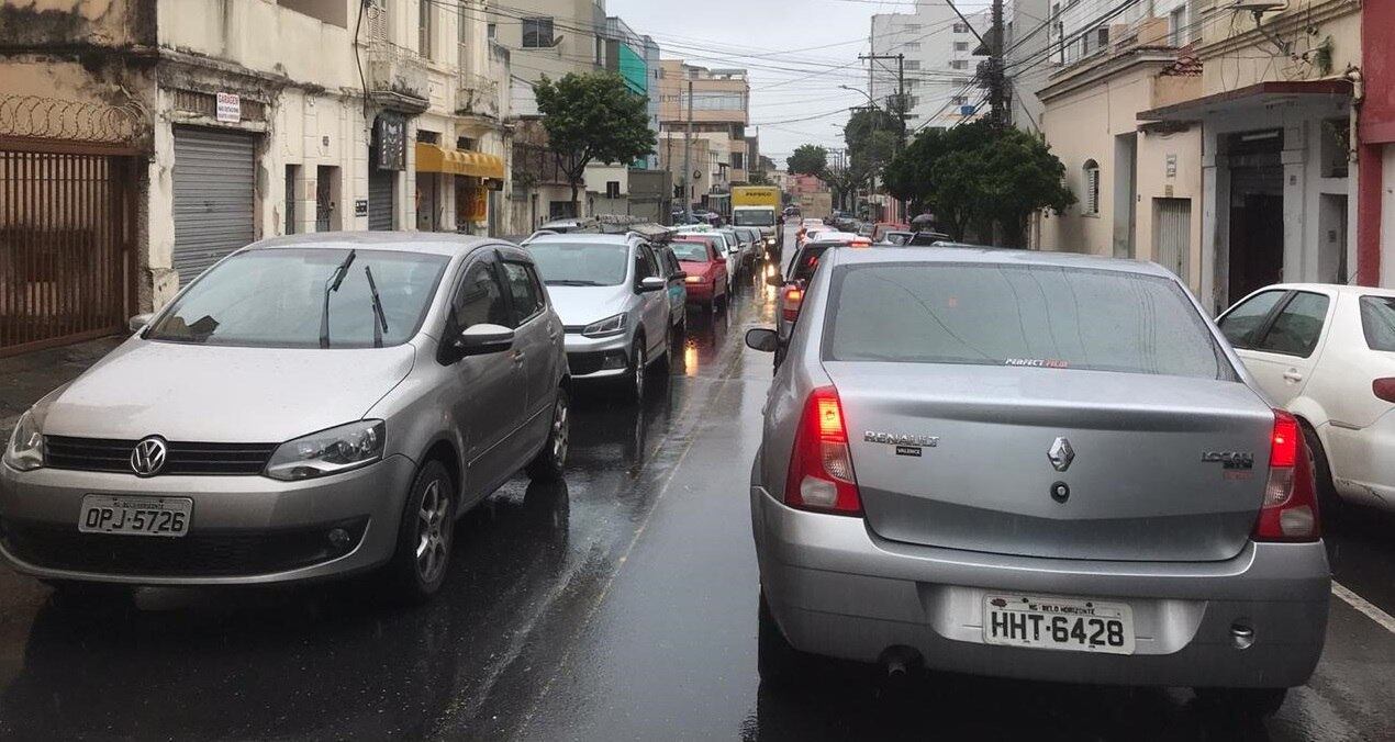 Motoristas enfrentam longas filas de congestionamento
