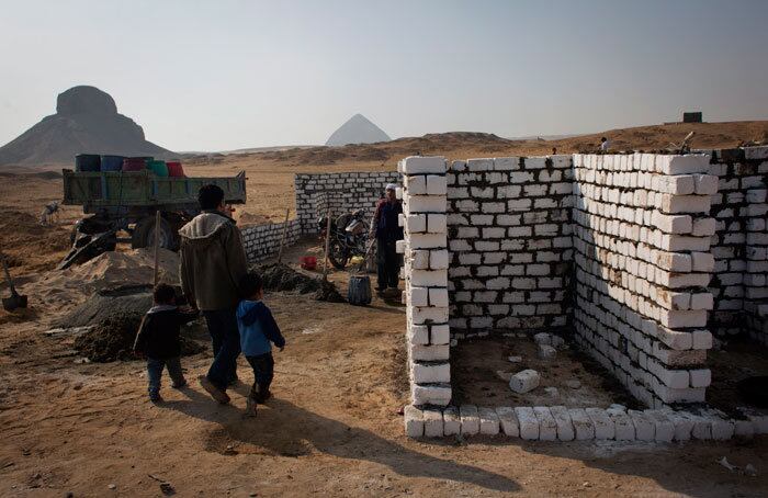 A
expansão do cemitério em Dahshour vem alarmando os arquélogos. No local se encontram duas pirâmides do faraó Seneferu, que reinou 4.500 anos atrás. Além de estar a poucas dezenas de metros das pirâmides, o cemitério está sendo construído sobre uma área ainda não explorada — e que pode esconder tesouros preciosos, segundo reportagem da Associated Press