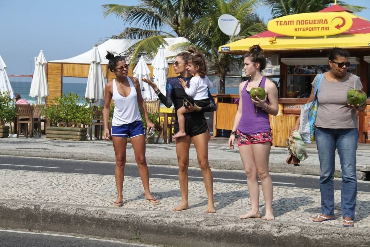 Grazi Massafera curtiu dia de sol na Barra da Tijuca
