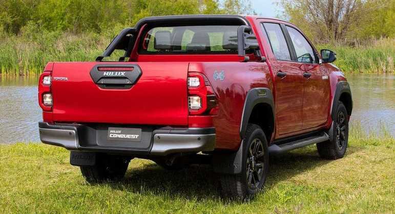 Pick-up tem apliques escurecidos no santoantonio e na tampa da caçamba