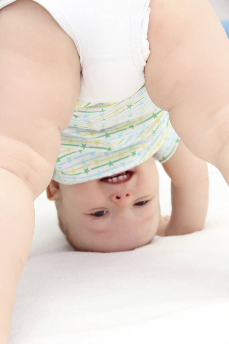 Bebê fralda pano brincadeira diversão infância coco xixi